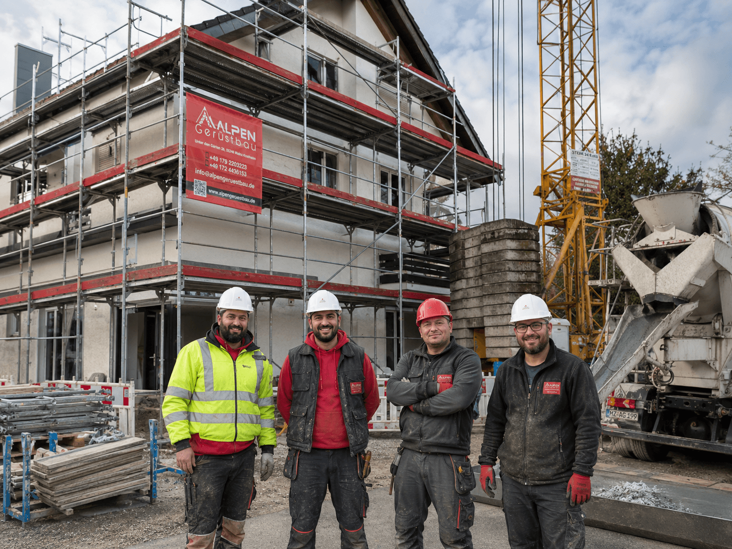 Das Team von ALPEN Gerüstbau vor einem eingerüsteten Gebäude